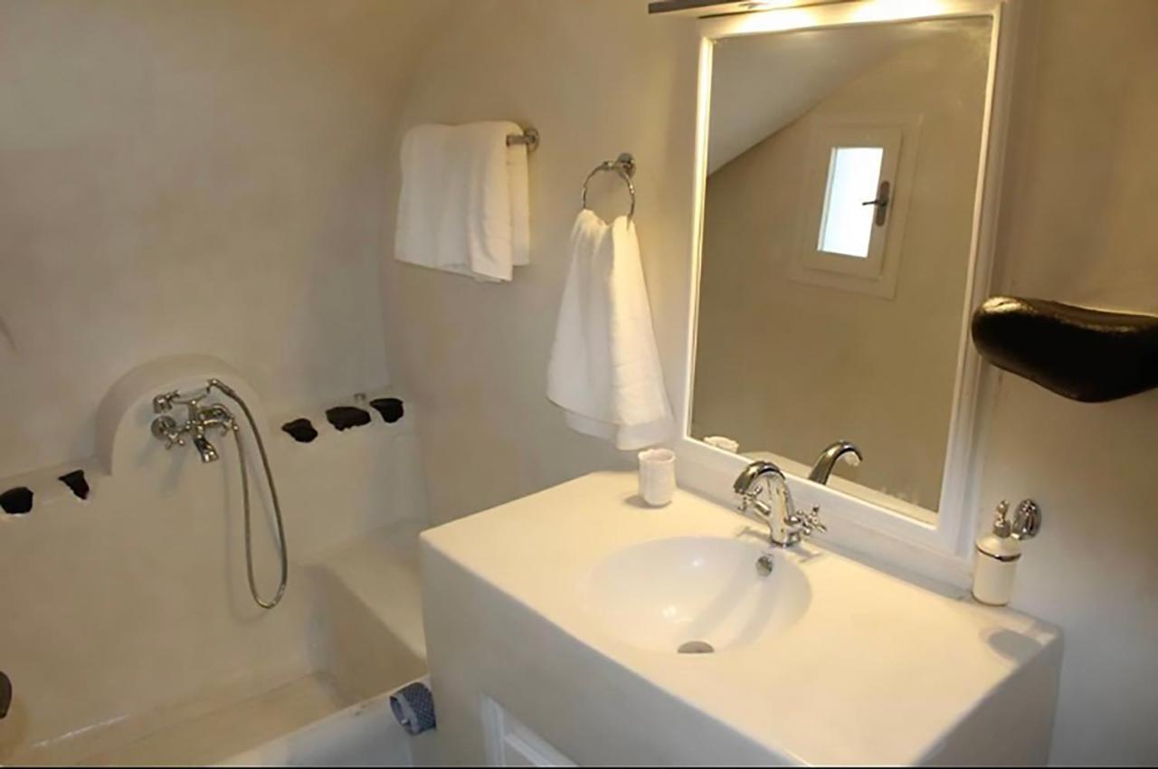 Traditional Cave Villa-paradise & Prive Jacuzzi Emporio (Santorini)