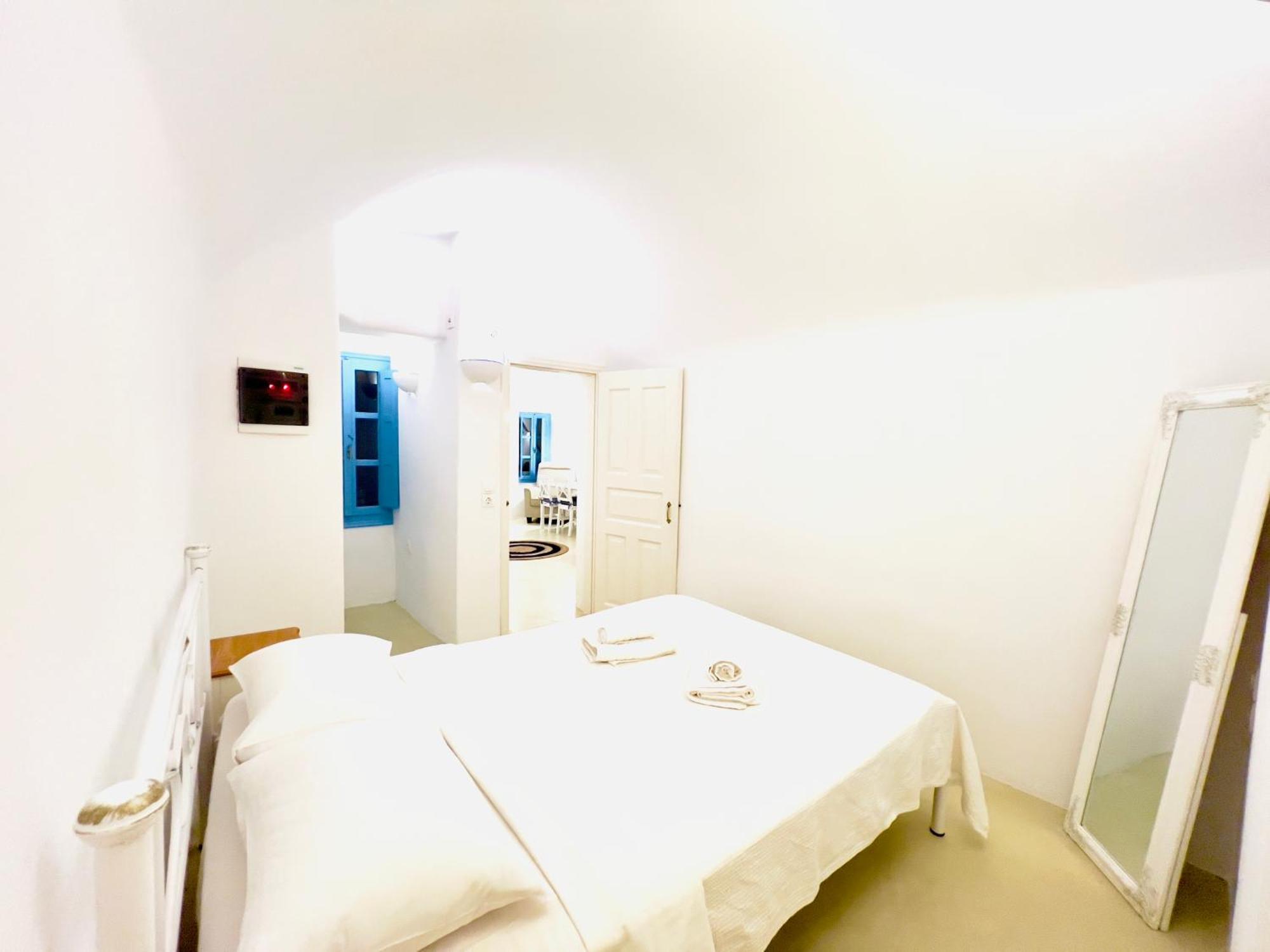 Traditional Cave Villa-paradise & Prive Jacuzzi Emporio (Santorini)